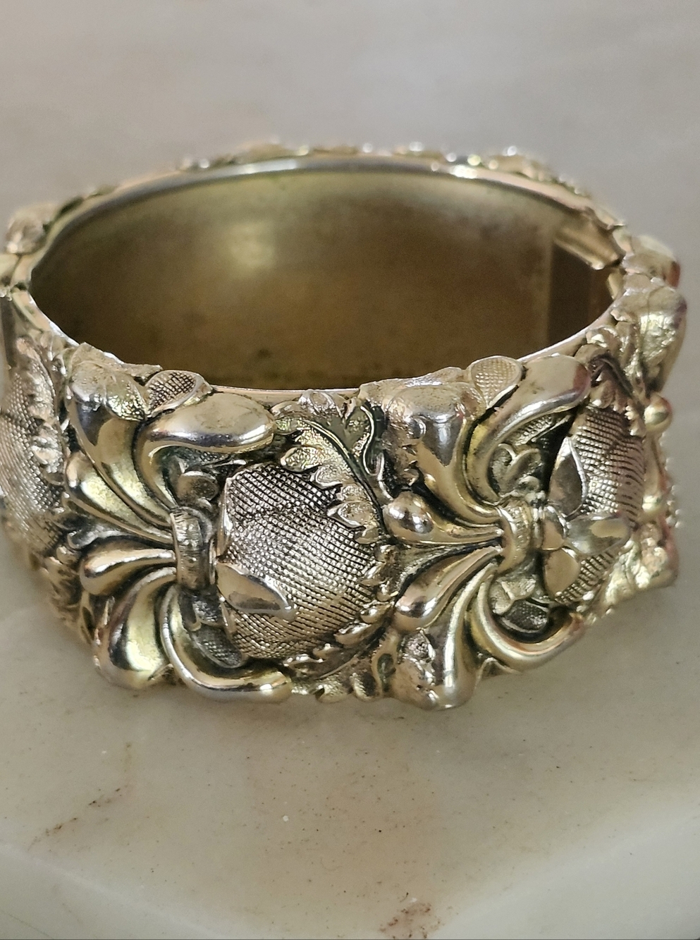 Vtg Whiting & Davis Ornate Repousse Gold Tone Byzantine Style Bangle Bracelet